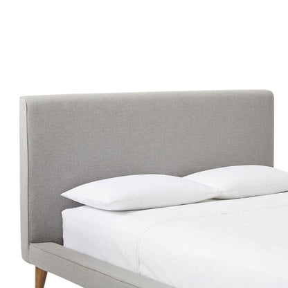 Lit Olsen avec cadre rembourré gris clair et pieds en bois inclinés